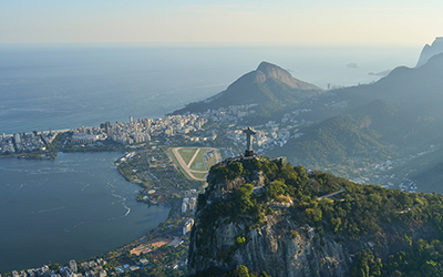 Imagen aérea del Cristo Redentor en el sur de Brasil con la Ciudad de Río de Janeiro detras.